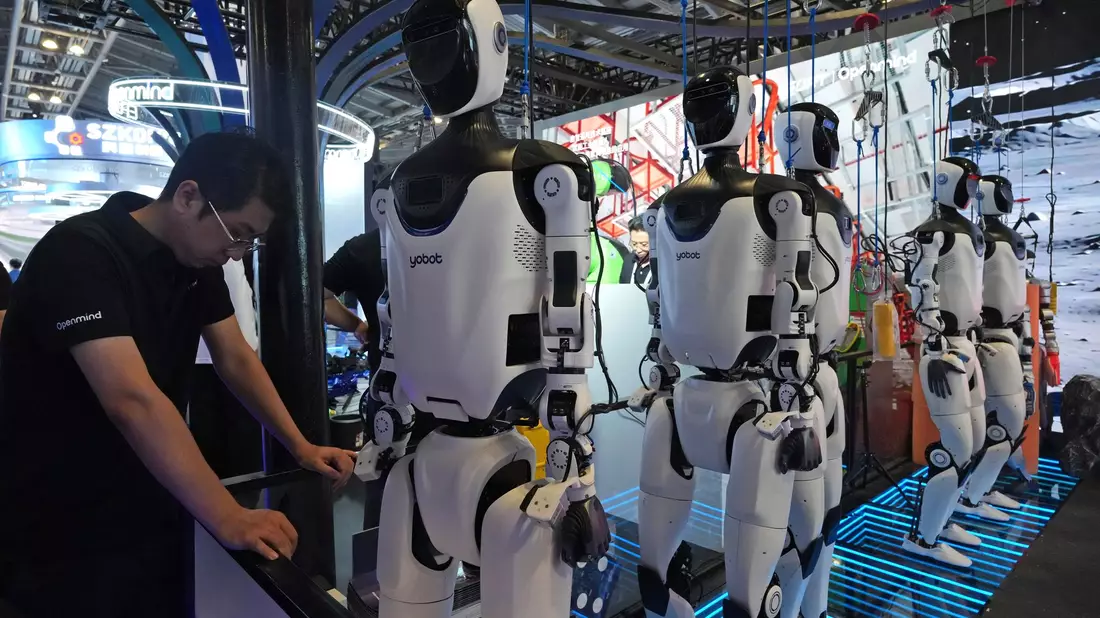 In China entwickeln zahlreiche Unternehmen humanoide Roboter. (Archivbild)  - Bild: Ng Han Guan/AP/dpa