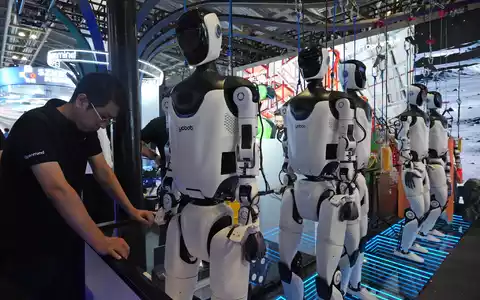 In China entwickeln zahlreiche Unternehmen humanoide Roboter. (Archivbild)  - Foto: Ng Han Guan/AP/dpa