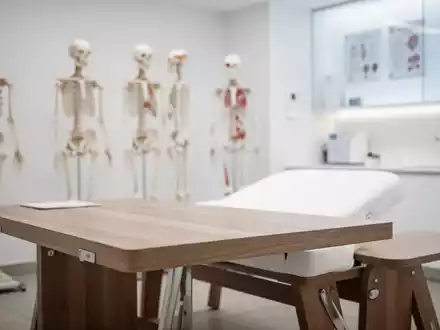 Moderne Praxisräume für Osteopathie mit einer Behandlungsliege und medizinischen Modellen im Hintergrund. - Foto: über boerse-global.de