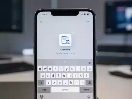 Nahaufnahme eines modernen Smartphone-Displays mit einer neuen Einfüge-Schaltfläche über der Tastatur. - Foto: über boerse-global.de