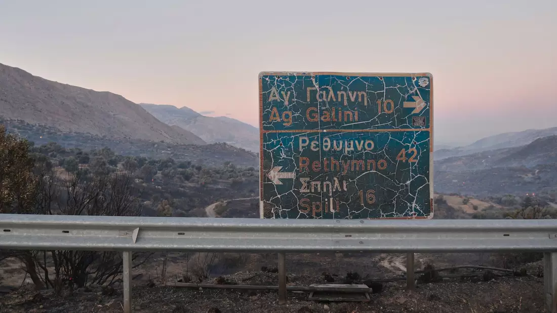 Tausende Touristen mussten die Ortschaft Agia Galini verlassen.  - Bild: Giannis Angelakis/AP/dpa