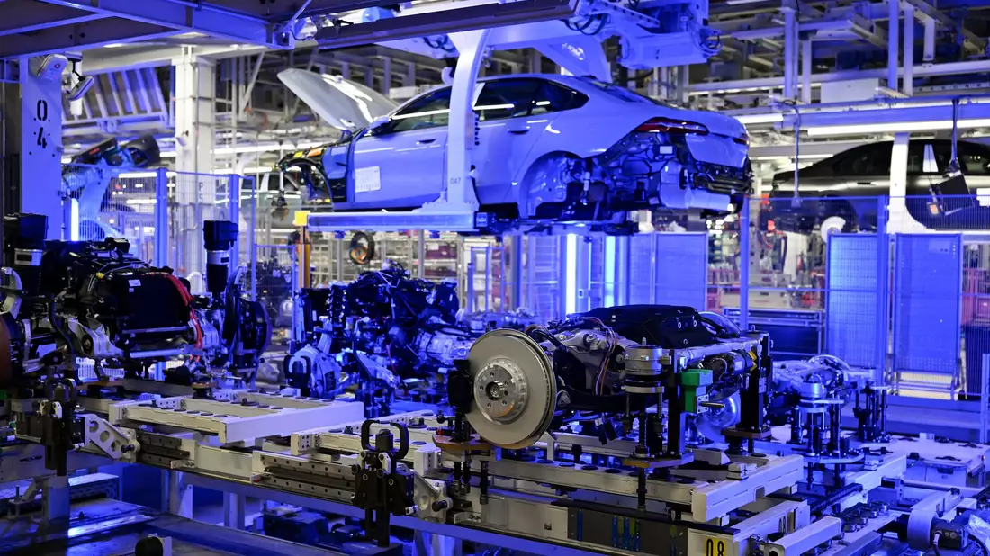 Die BMW-Werke in Deutschland sind laut BMW-Chef Nedeljkovic sehr gut ausgelastet. (Archivbild) - Bild: Sven Hoppe/dpa