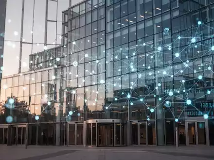 Moderne Architektur mit digitalen Datenüberlagerungen, die die EU-Regulierungsaufsicht über große Online-Plattformen darstellen. - Foto: über boerse-global.de