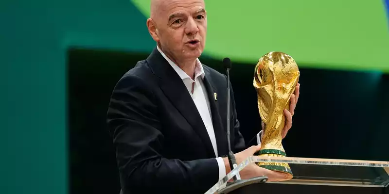 FIFA-Präsident Gianni Infantino sorgt für Wirbel mit seinen jüngsten Plänen. (Archivbild) - Foto: Tony Gutierrez/AP/dpa