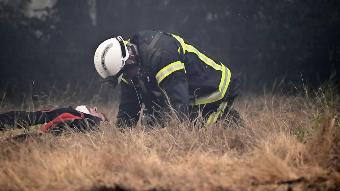 Im Waldbrandgebiet an der französischen Atlantikküste entspannt sich die Lage. - Bild: Emma Da Silva/AP/dpa