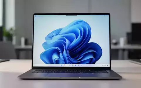 Moderner Laptop-Bildschirm mit einer abstrakten Benutzeroberfläche von Windows 11 in einer professionellen Büroumgebung. - Foto: über boerse-global.de