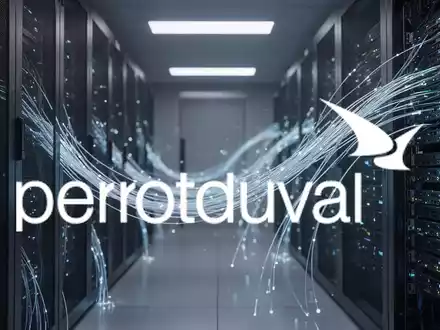 Abstrakte Darstellung moderner Cloud-Infrastruktur in einem Serverraum mit atmosphärischer Beleuchtung. - Foto: über boerse-global.de