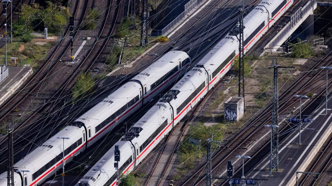 Die Deutsche Bahn freut sich erstmals seit Jahren wieder über schwarze Zahlen. (Archivbild) - Bild: Rolf Vennenbernd/dpa