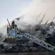 Der Dachstuhl geriet durch das Feuer in Vollbrand.  - Bild: Jacob Schröter/dpa