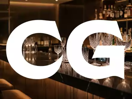 Elegante Bar-Atmosphäre mit Kristallgläsern und sanfter Beleuchtung als Symbol für die Getränkeindustrie. - Foto: über boerse-global.de