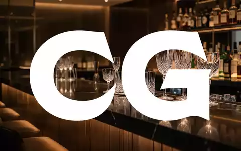 Elegante Bar-Atmosphäre mit Kristallgläsern und sanfter Beleuchtung als Symbol für die Getränkeindustrie. - Foto: über boerse-global.de