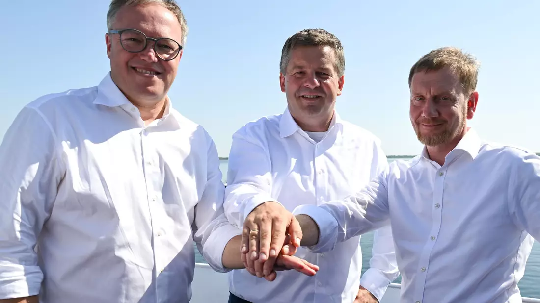 Wollen mit einer Stimme sprechen: Die drei ostdeutschen Ministerpräsidenten (Mario Voigt (Thüringen), Sven Schulze (Sachsen-Anhalt) und (Michael Kretschmer, Thüringen, alle CDU) sind gegen eine Abschaffung der Rente nach 45 Beitragsjahren. - Bild: Hendrik Schmidt/dpa