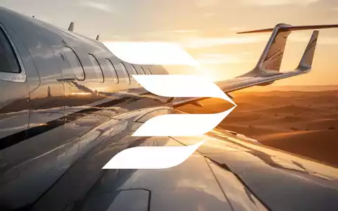 Ein moderner Privatjet vor einem goldenen Wüstensonnenuntergang symbolisiert den globalen Luftfahrtmarkt. - Foto: über boerse-global.de
