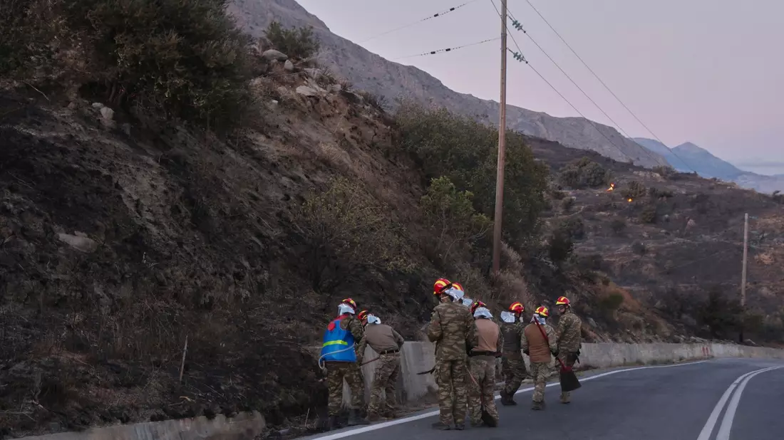 Die Brände auf der Urlaubsinsel Kreta sind noch nicht unter Kontrolle. - Bild: Giannis Angelakis/AP/dpa