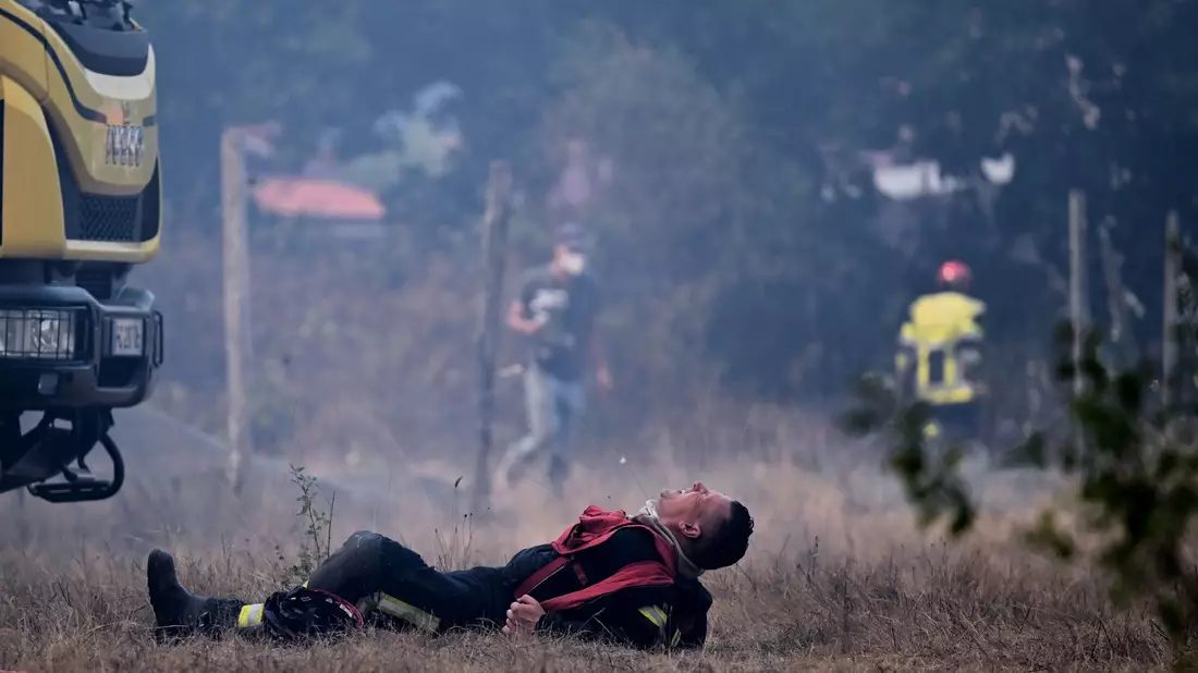 In der Waldbrand Region an der französischen Atlantikküste gibt es ein vorsichtiges Aufatmen für Einsatzkräfte und Bevölkerung. - Bild: Emma Da Silva/AP/dpa