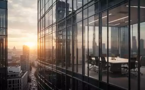 Moderne Glasfassade eines Bürogebäudes im deutschen Finanzviertel bei Sonnenaufgang. - Foto: über boerse-global.de