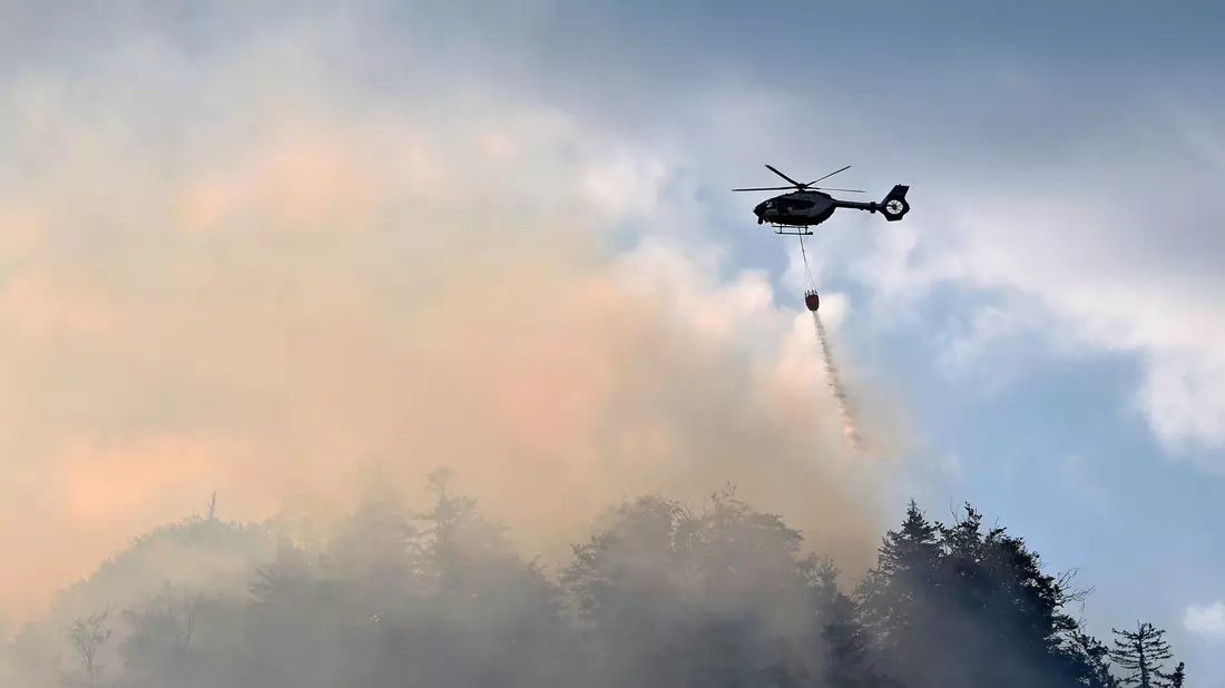 In den Chiemgauer Alpen brennt der Wald am Berg. - Bild: Uwe Lein/dpa