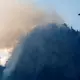Die Feuerwehr versucht den Brand auch mit Löschhubschraubern zu bekämpfen. - Bild: Uwe Lein/dpa