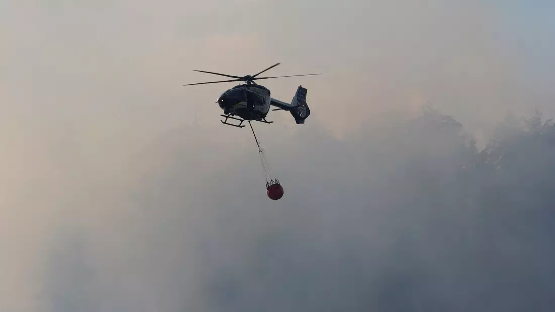 Drei Hubschrauber sind im Einsatz. - Bild: Uwe Lein/dpa