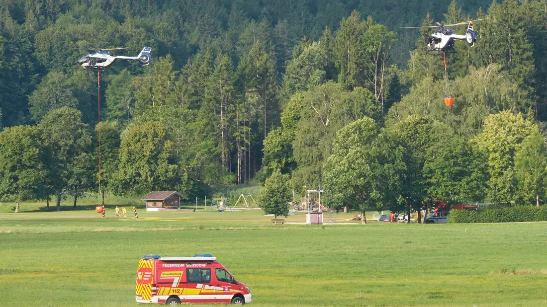 Rund 200 Einsatzkräfte versuchen, den Brand zu löschen. - Bild: Uwe Lein/dpa