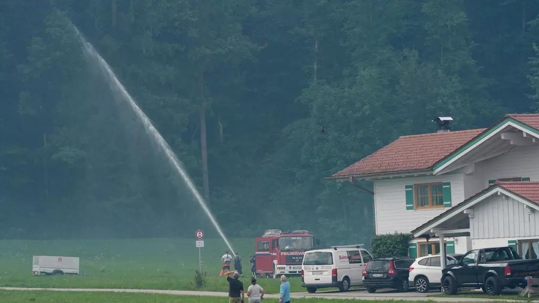 Bei dem Großeinsatz sind rund 200 Menschen im Einsatz. - Bild: Uwe Lein/dpa
