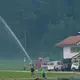 Bei dem Großeinsatz sind rund 200 Menschen im Einsatz. - Bild: Uwe Lein/dpa