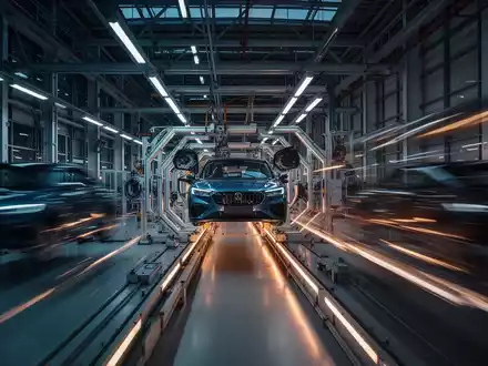 Moderne Produktionsanlage der Automobilindustrie in stimmungsvollem Licht. - Foto: über boerse-global.de
