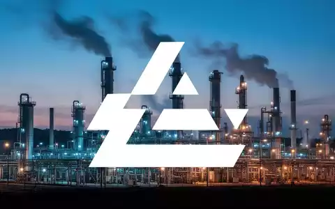 Moderne Industrieanlage bei Dämmerung als Symbol für den Industriesektor und wirtschaftliche Dynamik. - Foto: über boerse-global.de