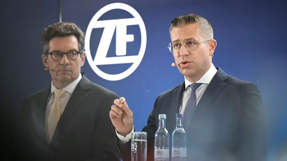 Mathias Miedreich (rechts) steuert ZF durch die Krise. Neben ihm: Finanzchef Michael Frick. (Archivbild) - Bild: Felix Kästle/dpa