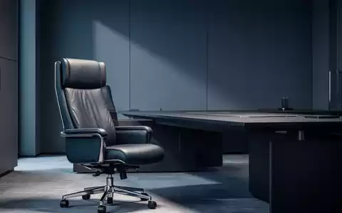 Ein moderner, leerer Chefschreibtisch in einem professionellen Bürogebäude als Symbol für berufliche Veränderungen. - Foto: über boerse-global.de