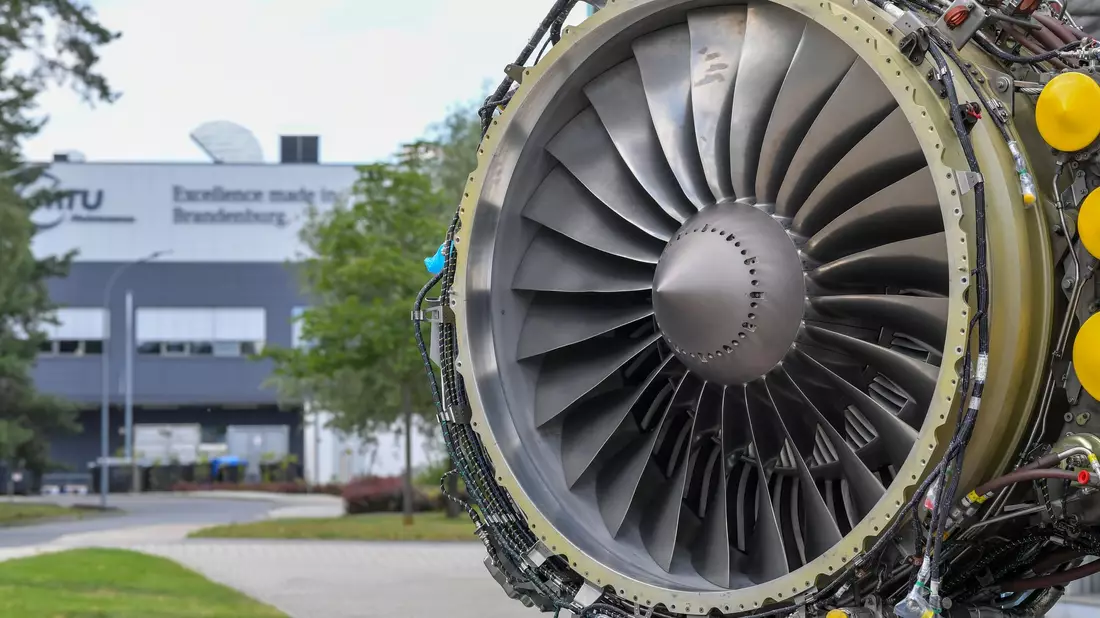 Eine Flugzeugturbine auf dem Gelände eines MTU-Wartungsstandorts in Ludwigsfelde (Brandenburg). Die Wartung ist eine Haupteinnahmequelle des Dax-Konzerns. (Archiv) - Bild: Patrick Pleul/dpa-Zentralbild/dpa