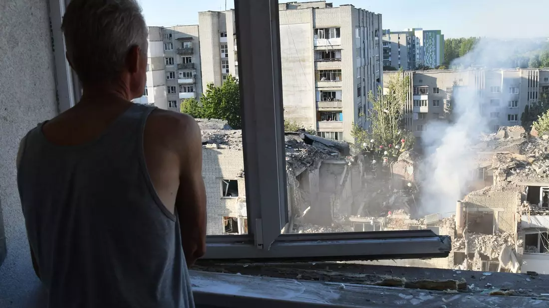 Bei den russischen Luftangriffen auf die Ukraine wird immer wieder auch zivile Infrastruktur getroffen. - Bild: Mykola Tys/AP/dpa