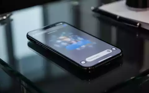 Ein Smartphone liegt auf einem Büroschreibtisch und symbolisiert den Konflikt zwischen privater Kommunikation und Datenschutz. - Foto: über boerse-global.de