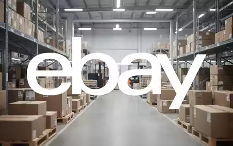 Modernes Logistikzentrum mit ordentlich gestapelten Versandpaketen in einem minimalistischen, professionellen Umfeld. - Foto: ĂŒber boerse-global.de