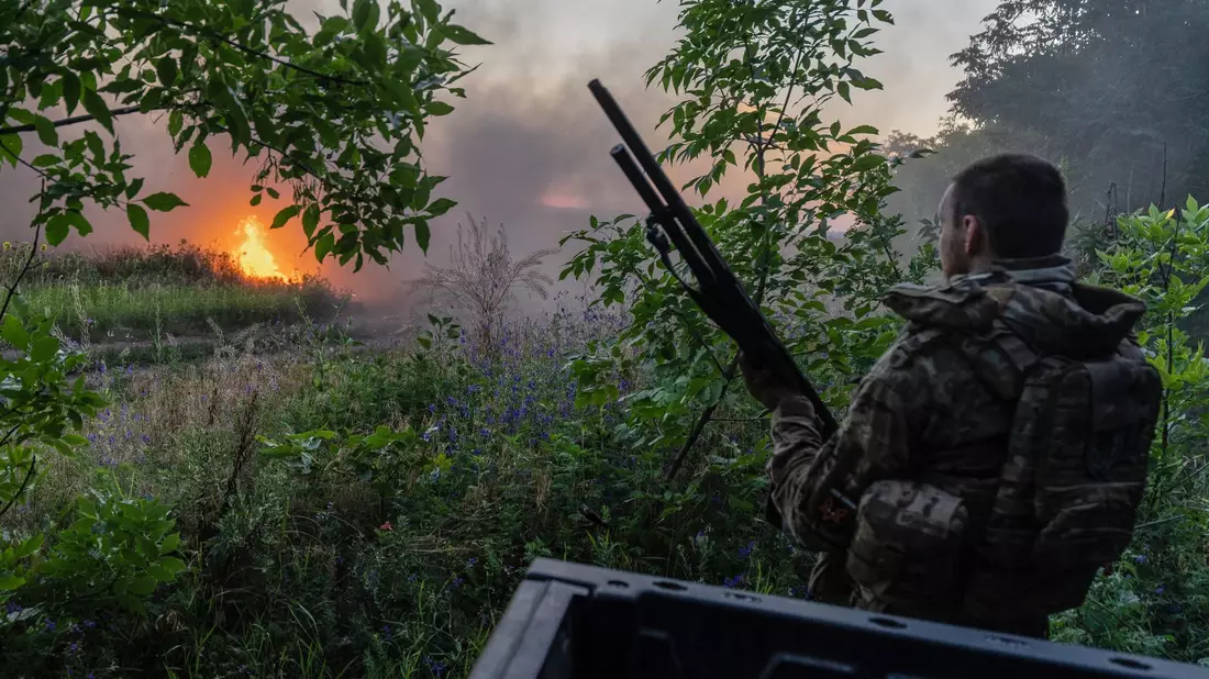 Nach den derzeitigen ukrainischen Regeln wären davon besonders wehrfähige Männer zwischen 23 und 60 Jahren betroffen. (Archivbild) - Bild: Iryna Rybakova/Ukrainian 93rd Mechanized brigade/AP/dpa
