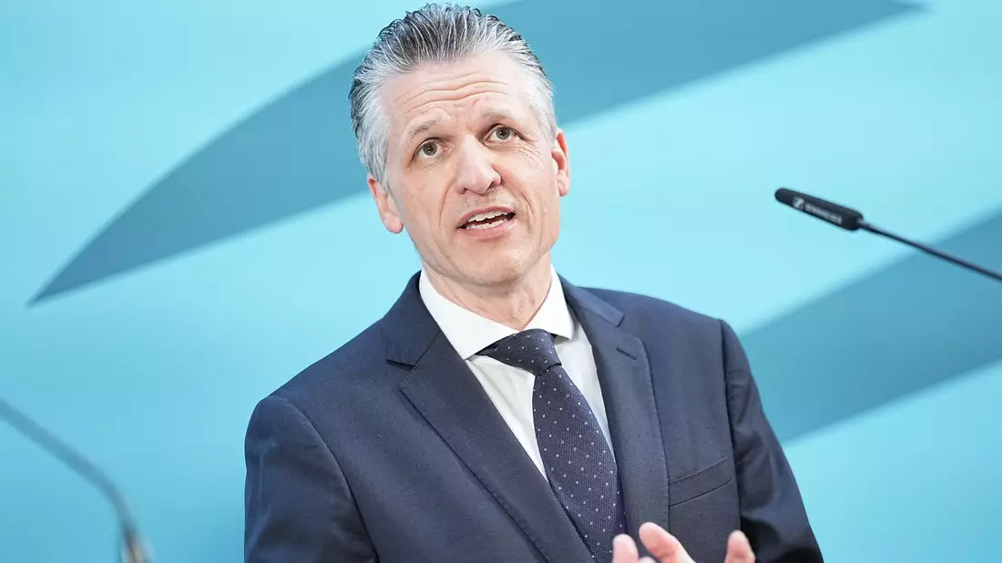 CDU/CSU-Frakionschef Frei mahnt eine Rückkehr zur Sacharbeit an. (Archivbild) - Bild: Michael Kappeler/dpa