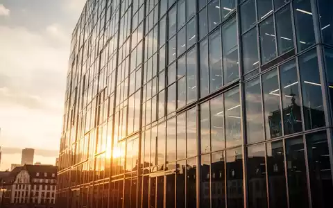 Moderne Glasfassade eines Finanzgebäudes in Frankfurt bei Sonnenuntergang. - Foto: über boerse-global.de