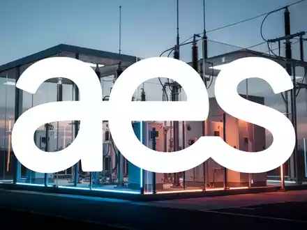 Abstrakte Darstellung moderner Energieinfrastruktur bei Dämmerung, die Unsicherheit im Energiesektor symbolisiert. - Foto: über boerse-global.de