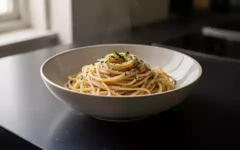 Eine Schale mit kalten Nudeln auf einer dunklen Küchenoberfläche in professioneller Food-Fotografie. - Foto: über boerse-global.de