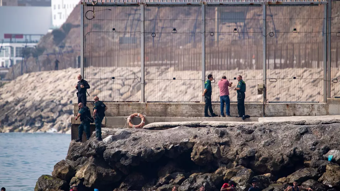 Ceuta gilt seit Jahren als einer der wichtigsten Zugangspunkte für Migranten nach Europa. - Bild: Antonio Sempera/AP/dpa