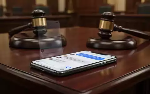 A modern smartphone displaying a chat interface on a desk in a courtroom, symbolizing the legal debate on digital privacy. - Foto: über boerse-global.de