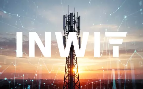 Moderner Funkmast vor einem sonnigen Morgenhimmel als Symbol für technologische Entwicklung und langfristiges Wachstum - Foto: über boerse-global.de