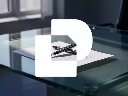 Minimalistischer Büroarbeitsplatz mit einem Füllfederhalter auf einem Dokument, symbolisiert digitale Geschäftsprozesse. - Foto: über boerse-global.de