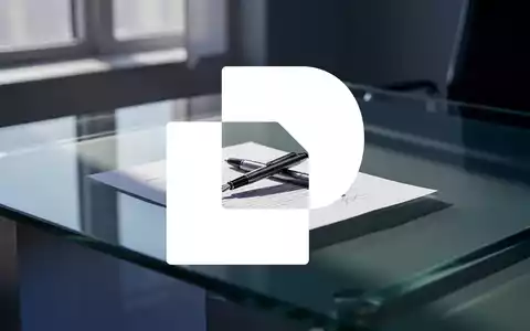 Minimalistischer Büroarbeitsplatz mit einem Füllfederhalter auf einem Dokument, symbolisiert digitale Geschäftsprozesse. - Foto: über boerse-global.de