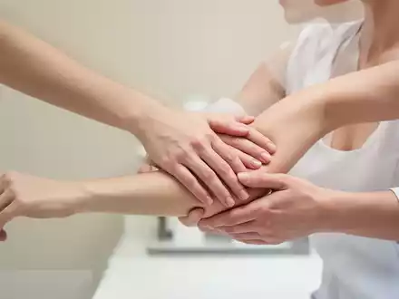 Eine Person fĂŒhrt eine sanfte Lymphdrainage-Massage am Arm durch, um Wassereinlagerungen zu lindern. - Foto: ĂŒber boerse-global.de