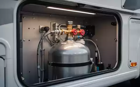 Sicherheitsgeprüfte Gastankflasche in einem Wohnmobil mit Fokus auf die technische Installation und Sicherheitsventile. - Foto: über boerse-global.de