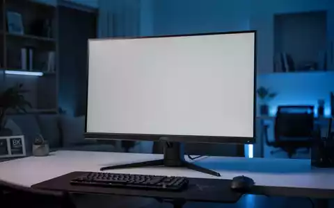 Hochwertiger Gaming-Monitor auf modernem Schreibtisch in dunklem Büro, repräsentiert Premium-Hardware-Design. - Foto: über boerse-global.de