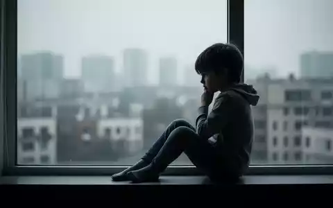 Silhouette eines nachdenklichen Kindes an einem Fenster, symbolisch für psychische Belastungen bei jungen Menschen. - Foto: über boerse-global.de