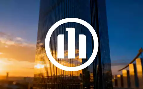 Moderne Finanzgebäude bei Sonnenuntergang als Symbol für Stabilität und Wachstum im Versicherungssektor. - Foto: über boerse-global.de
