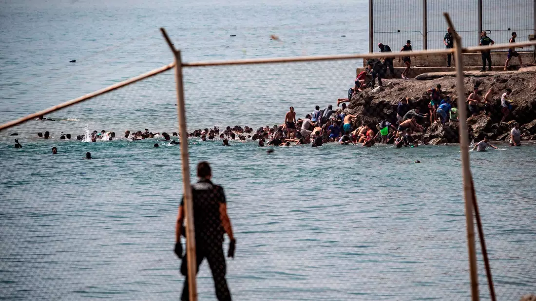 Viele schaffen es nicht und ertrinken beim Versuch, Ceuta zu erreichen. - Bild: Antonio Sempere/AP/dpa